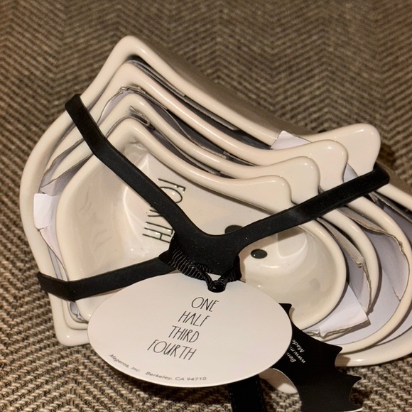 NWT Rae Dunn Halloween/Ghost Set of 4 Kitchen Ceramic Measuring Cups - Picture 9 of 10